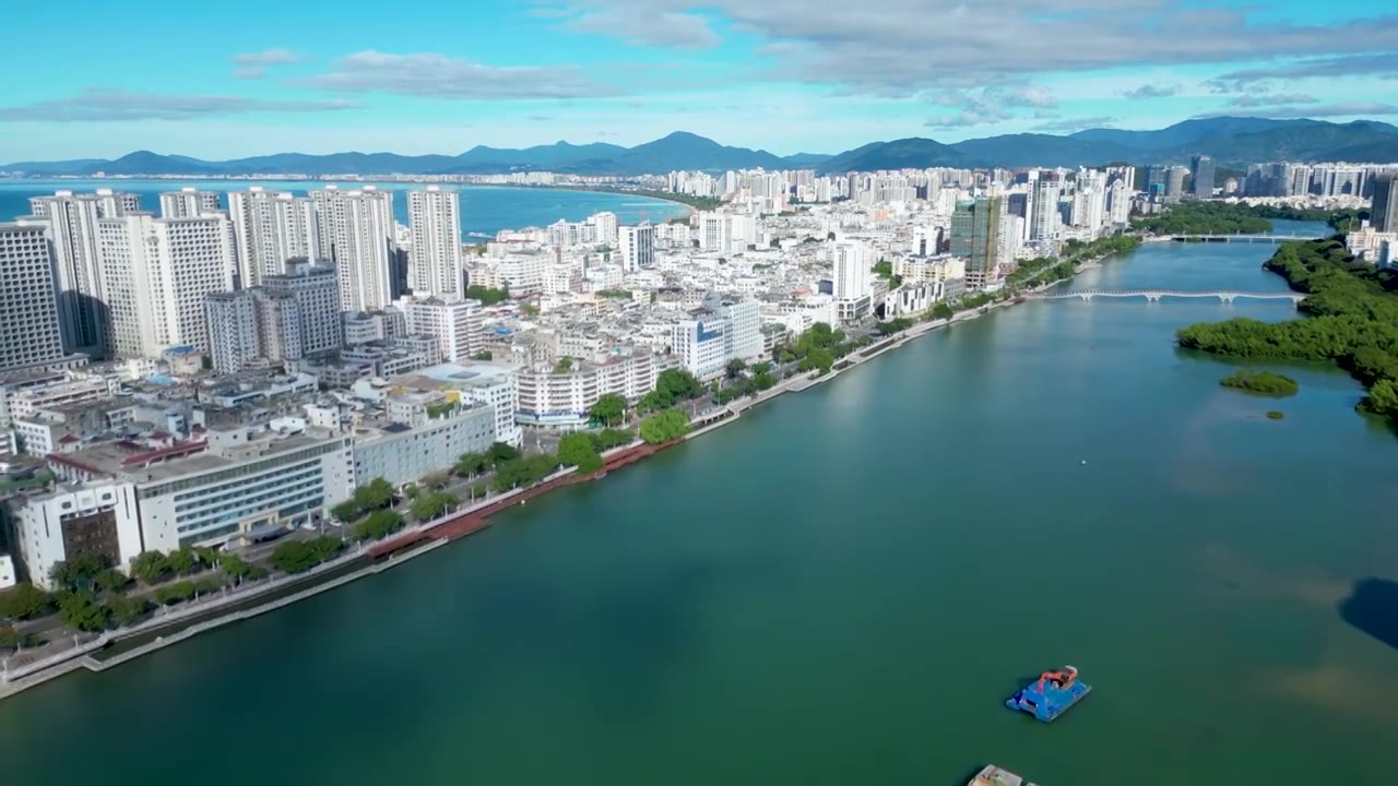 蓝天白云下的帆船游艇旅游胜地：三亚湾视频下载