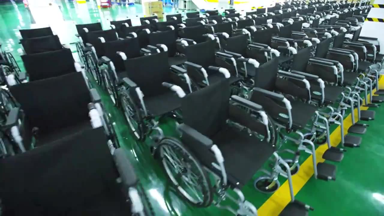 工厂里出厂的轮椅器械视频下载