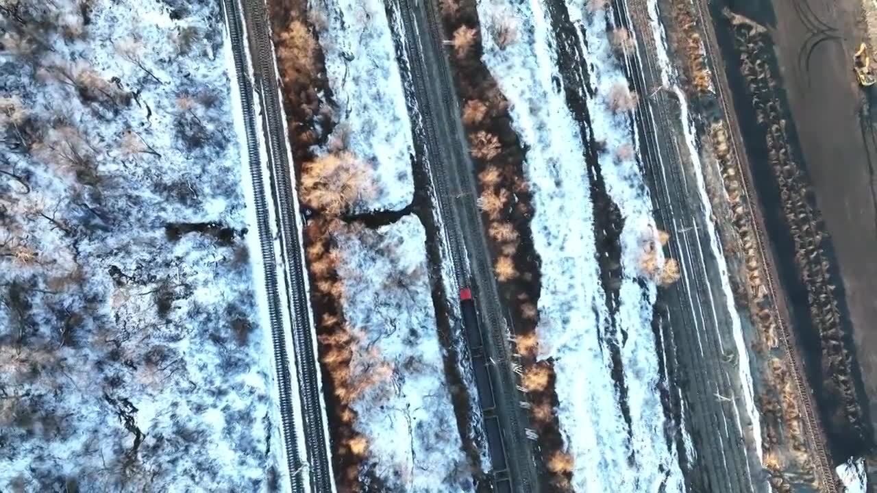 航拍冬季抚顺矿坑中行驶的火车视频下载