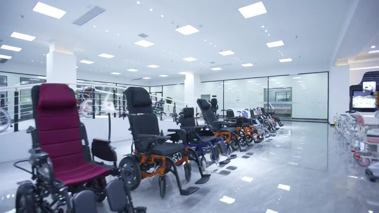 工厂里出厂的轮椅器械视频下载