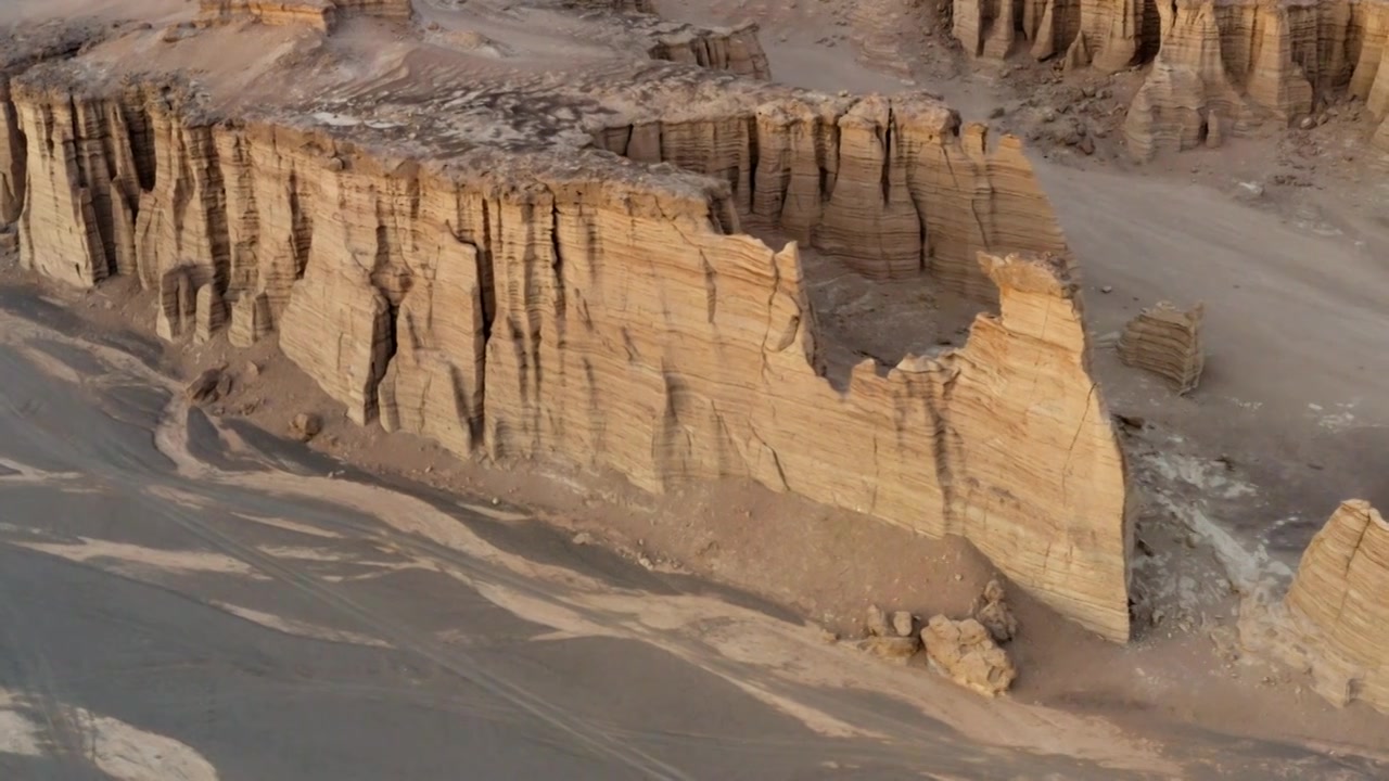航拍新疆罗布泊大海道魔鬼城视频素材