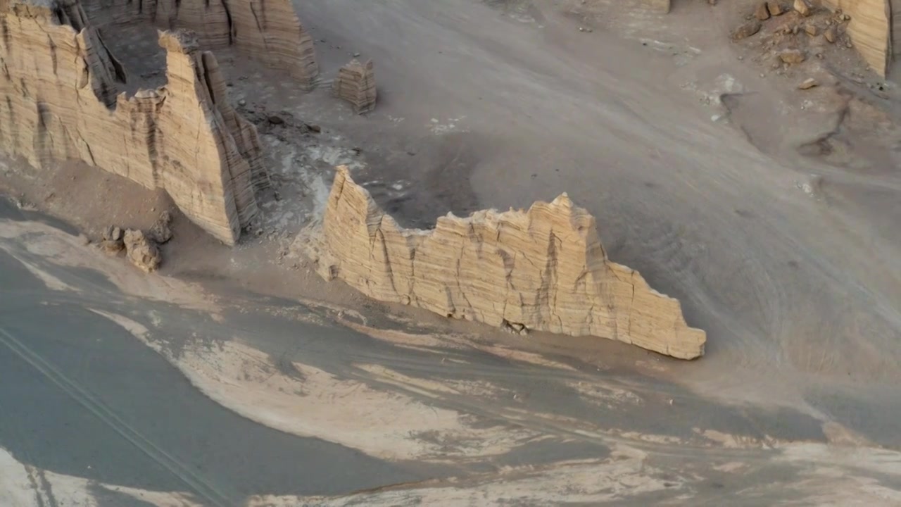 航拍新疆罗布泊大海道魔鬼城视频素材