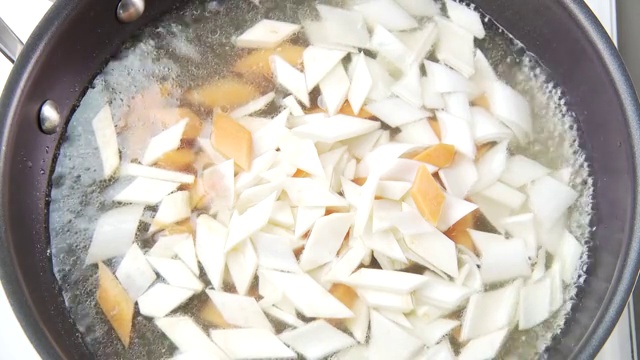 蔬菜块在盐水中煮视频下载