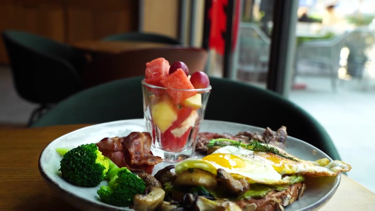西餐馆的活力早午餐，煎牛肉培根鸡蛋蘑菇水果杯健康饮食视频下载