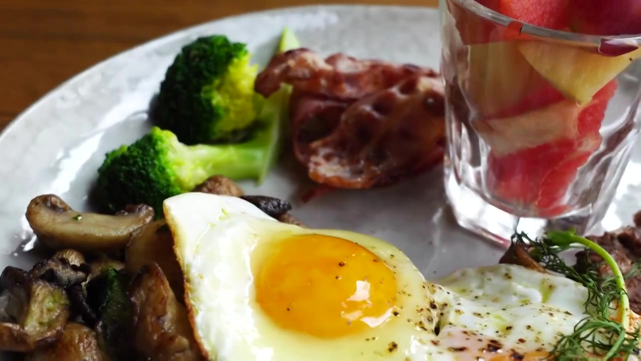 西餐馆的活力早午餐，煎牛肉培根鸡蛋蘑菇水果杯健康饮食视频下载