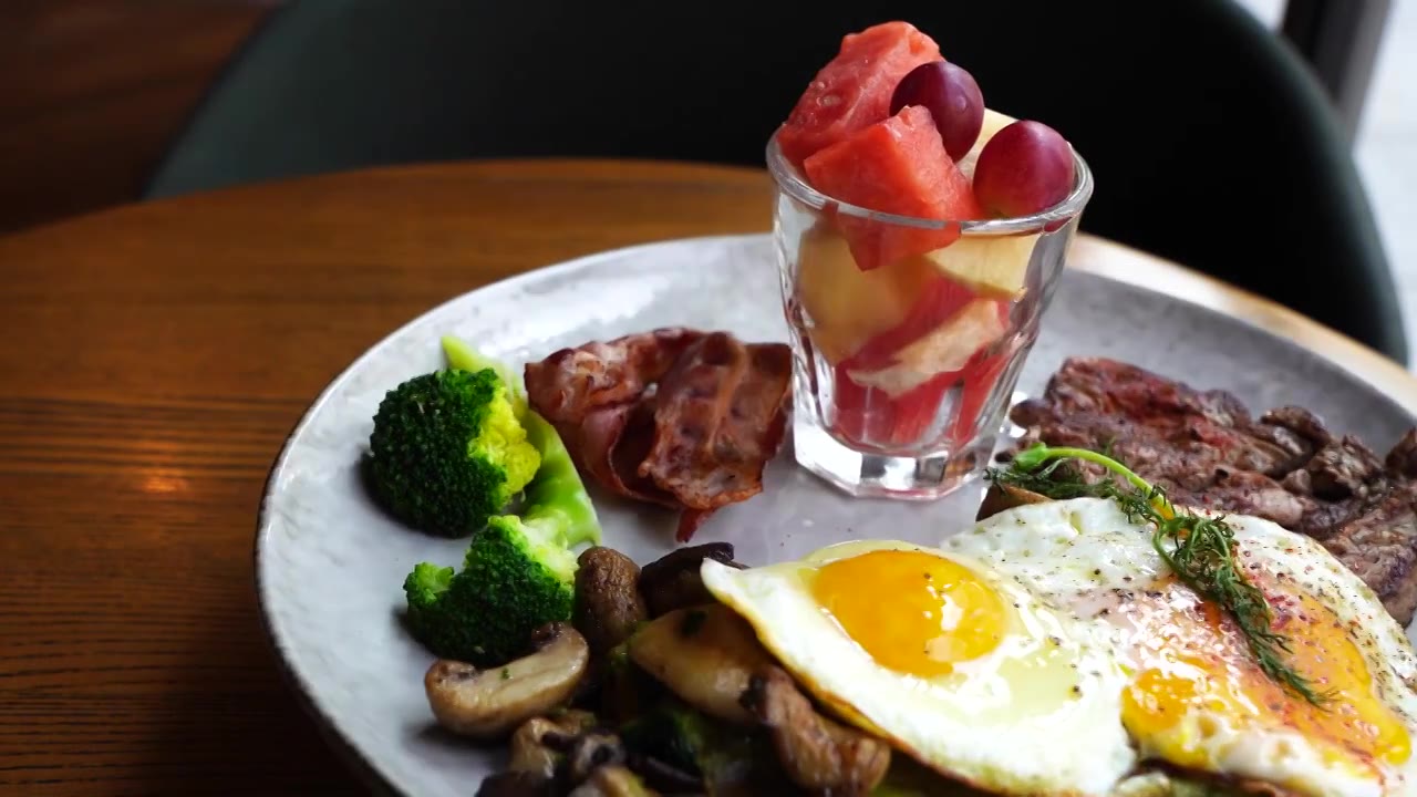 健康活力早午餐轻食，煎牛肉培根鸡蛋吐司蘑菇水果杯视频下载