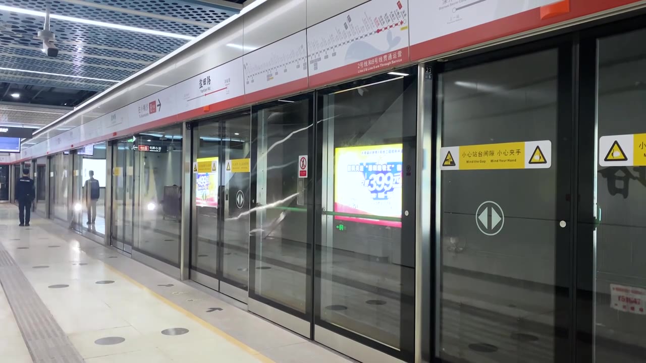 深圳地铁8号线地铁站台地铁列车进站视频素材