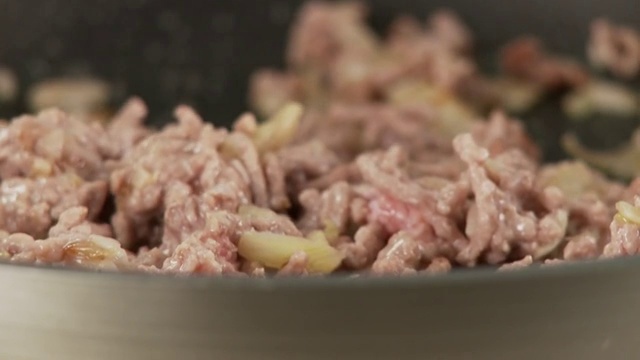 在平底锅里煎的碎肉视频素材