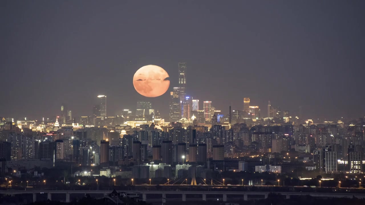北京夜晚亮灯国贸城市风光月亮升起悬月延时摄影视频下载