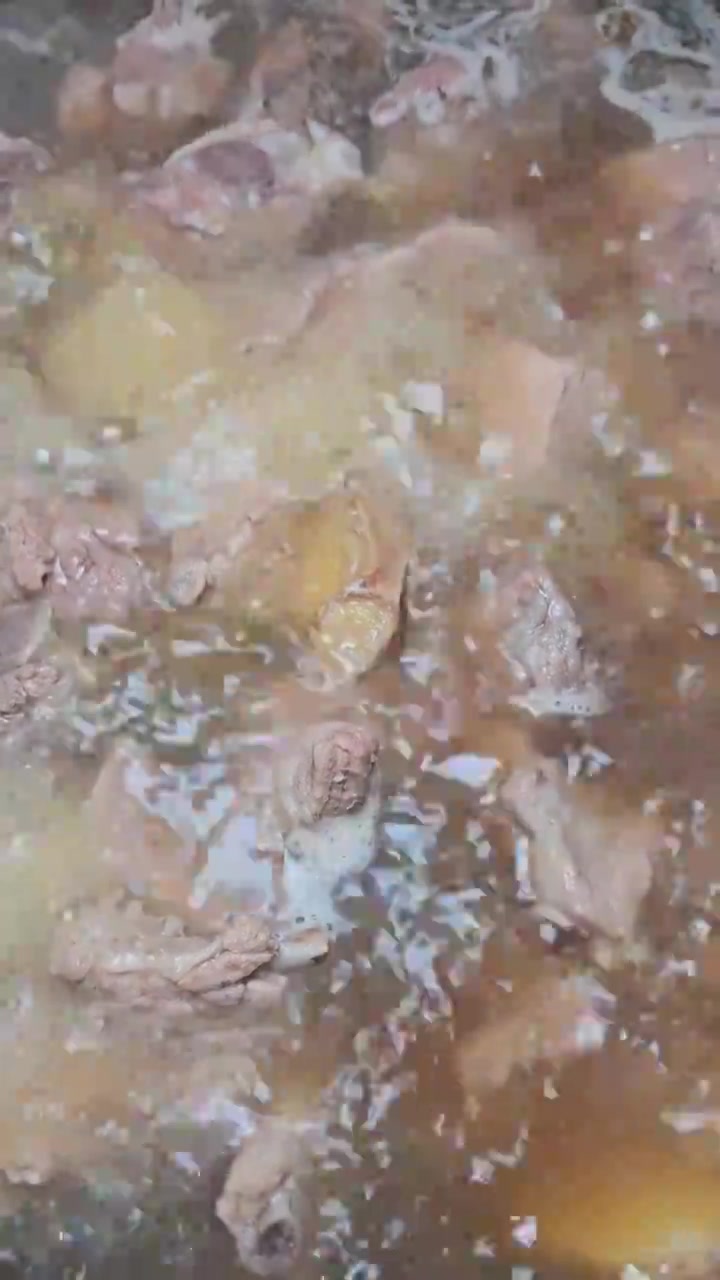 锅里冒热气炖煮的排骨视频下载