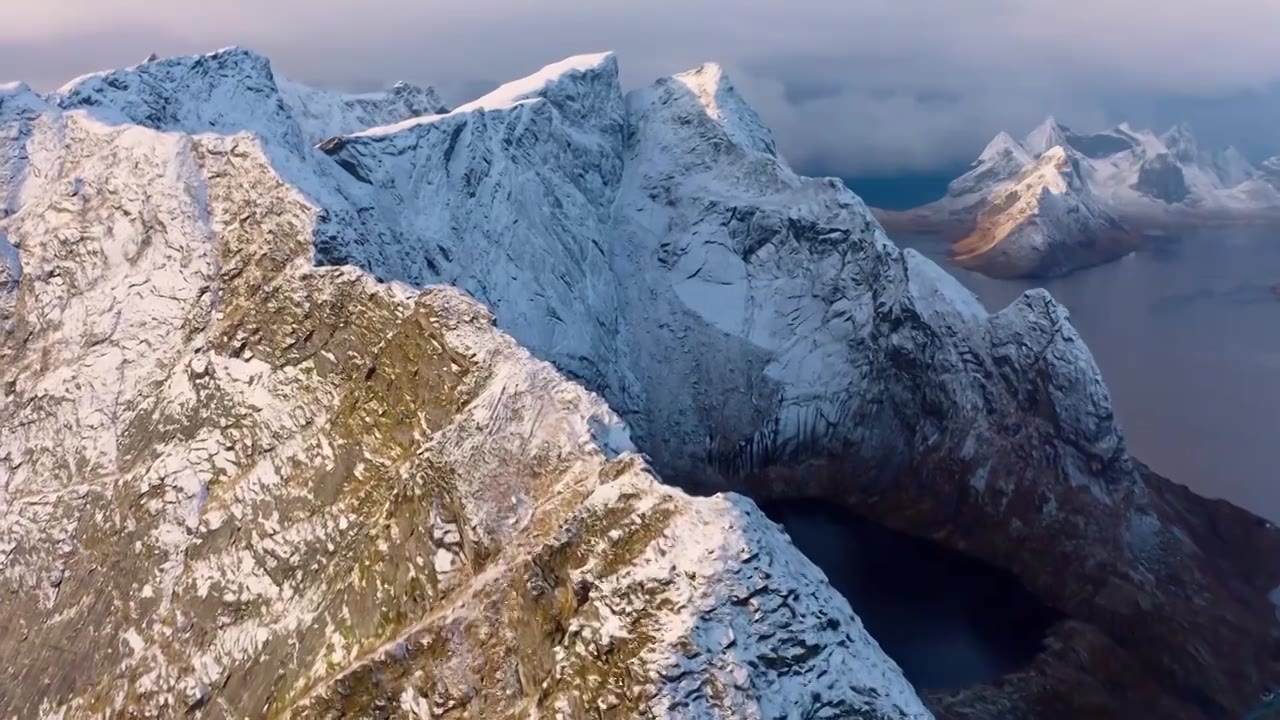 积雪覆盖的山峰，山的顶峰，近距离视角的山峰，挪威峡湾风光视频素材