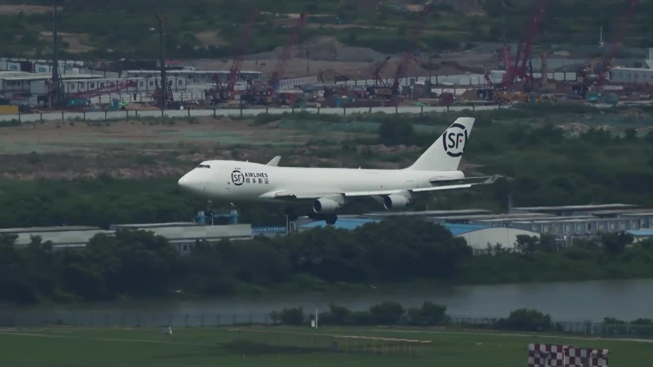 顺丰航空波音747货机降落起飞视频素材