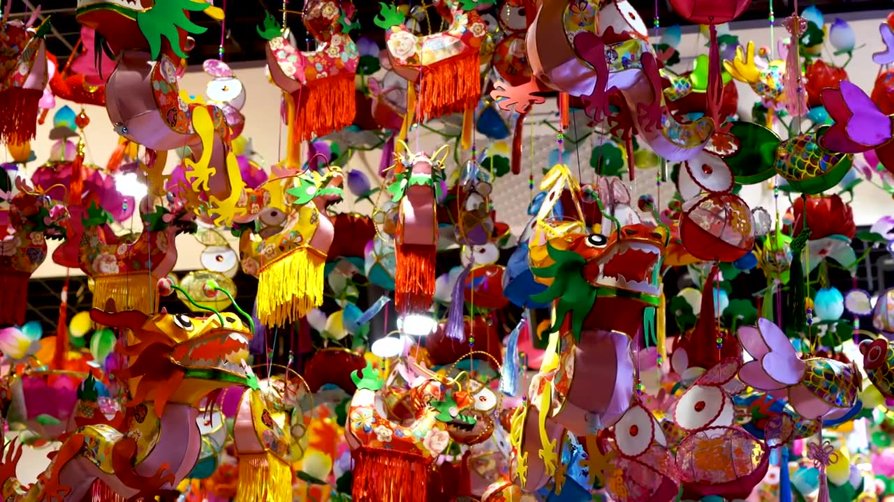 中国秦淮灯会，夜市上中国传统文化风格的龙灯和兔子灯视频下载