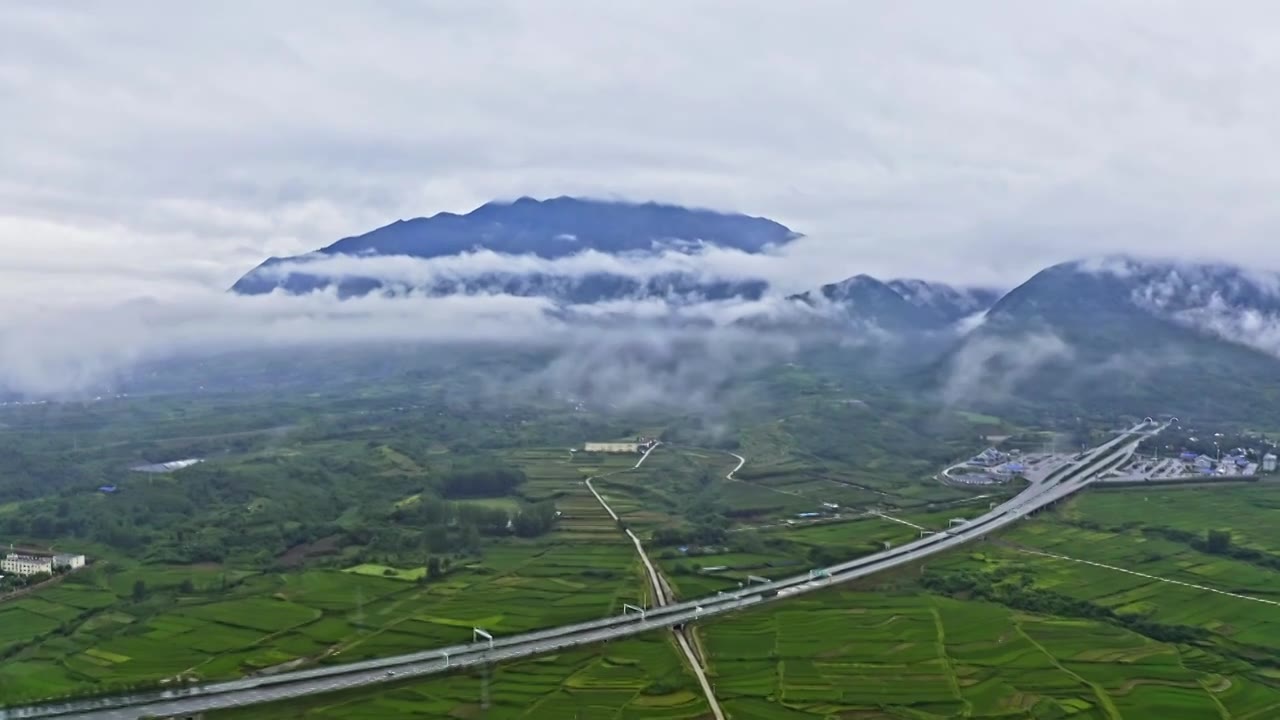 航拍陕西山村村落雨后天气云雾缭绕视频下载
