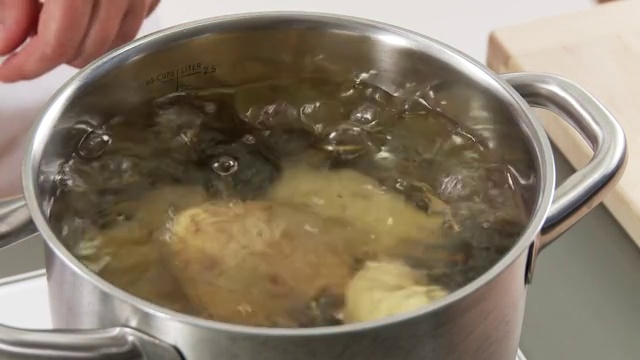 土豆去皮后加入沸水中视频下载