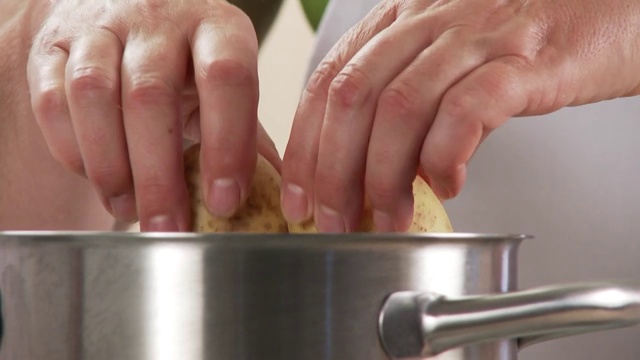带皮的土豆放在锅里视频素材