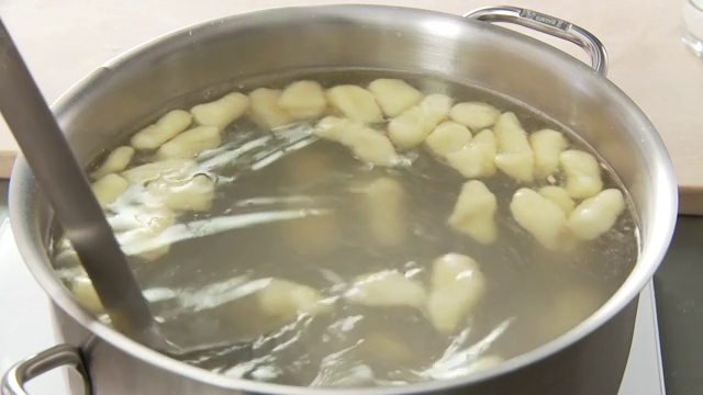 在盐水里煮汤团视频下载