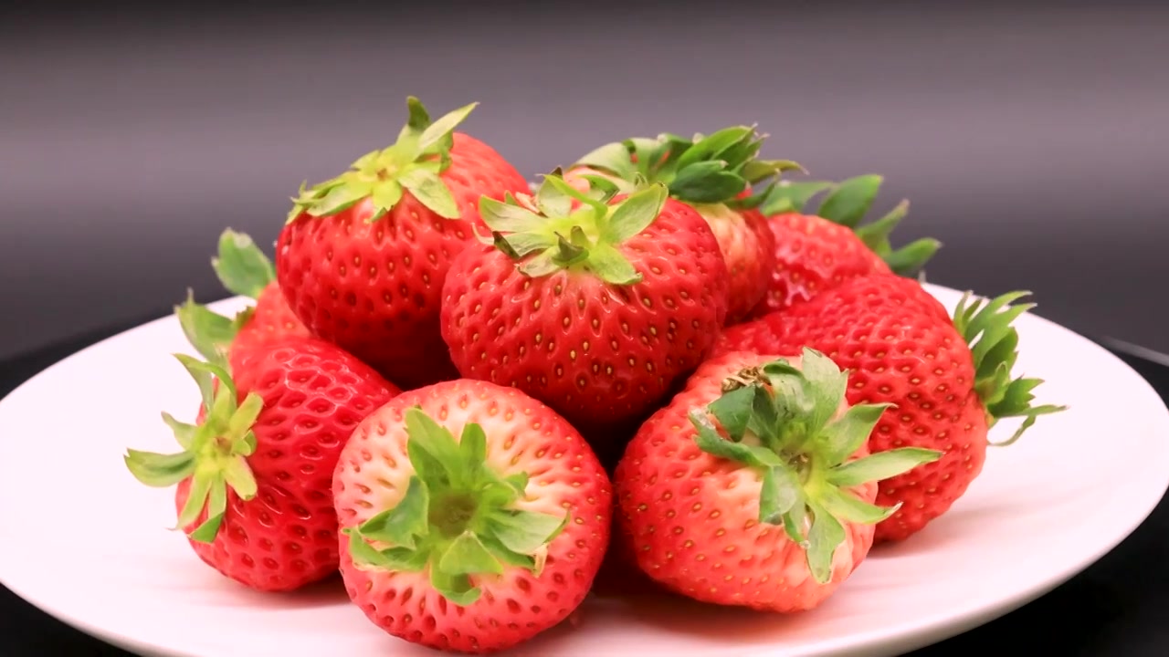 【原创】棚拍新鲜草莓视频下载