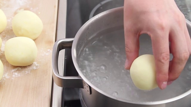 土豆饺子放在盐水里视频下载
