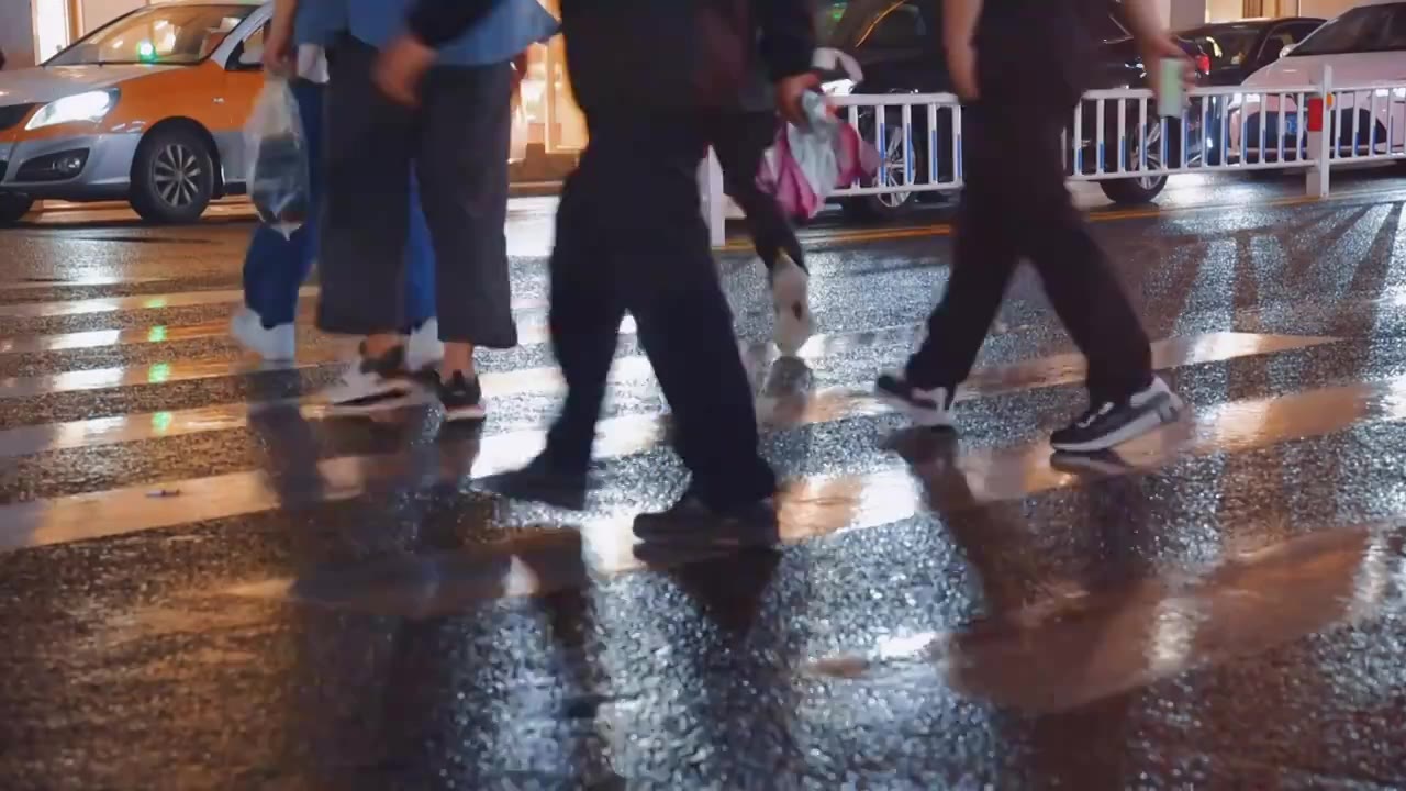 城市路口斑马线行人脚步视频素材