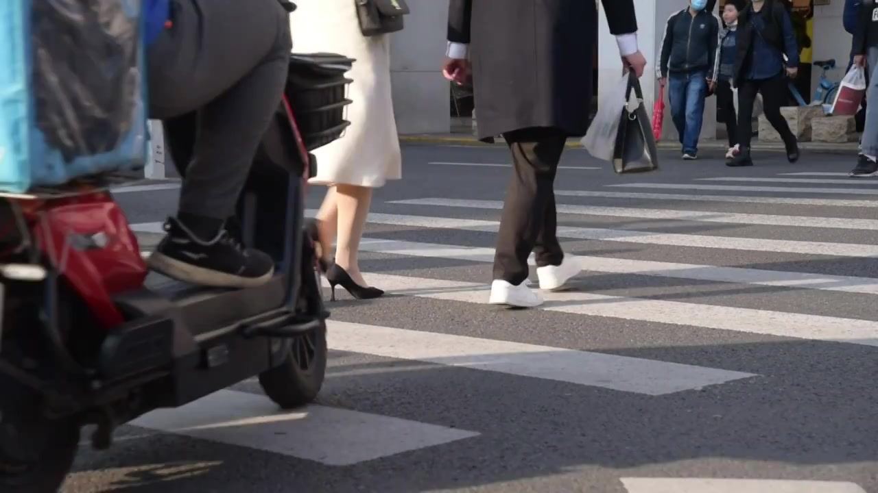 街头行人脚步慢动作视频素材