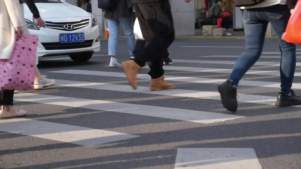 城市路口行人过马路脚步视频素材