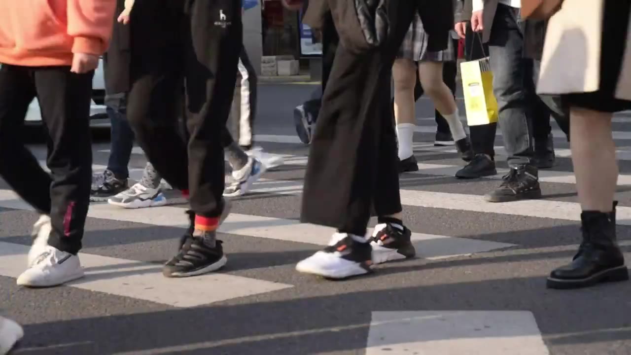城市路口斑马线行人脚步视频素材