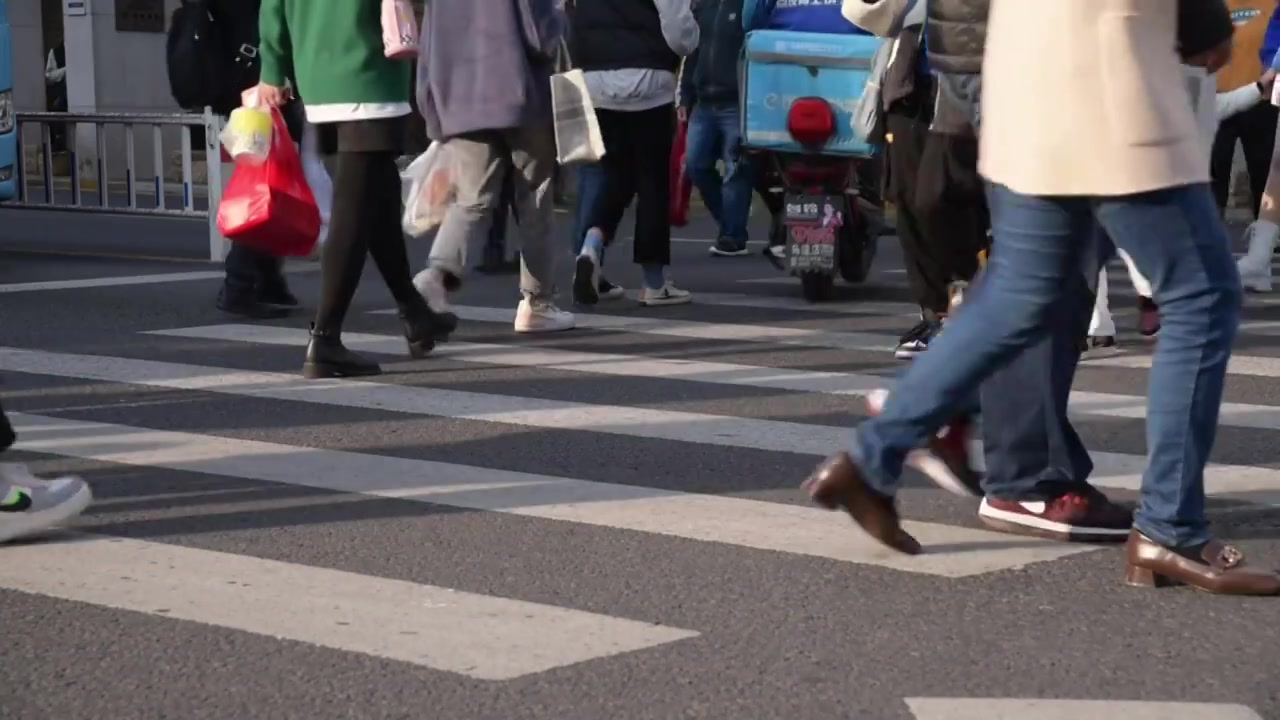 街头行人脚步慢动作视频素材