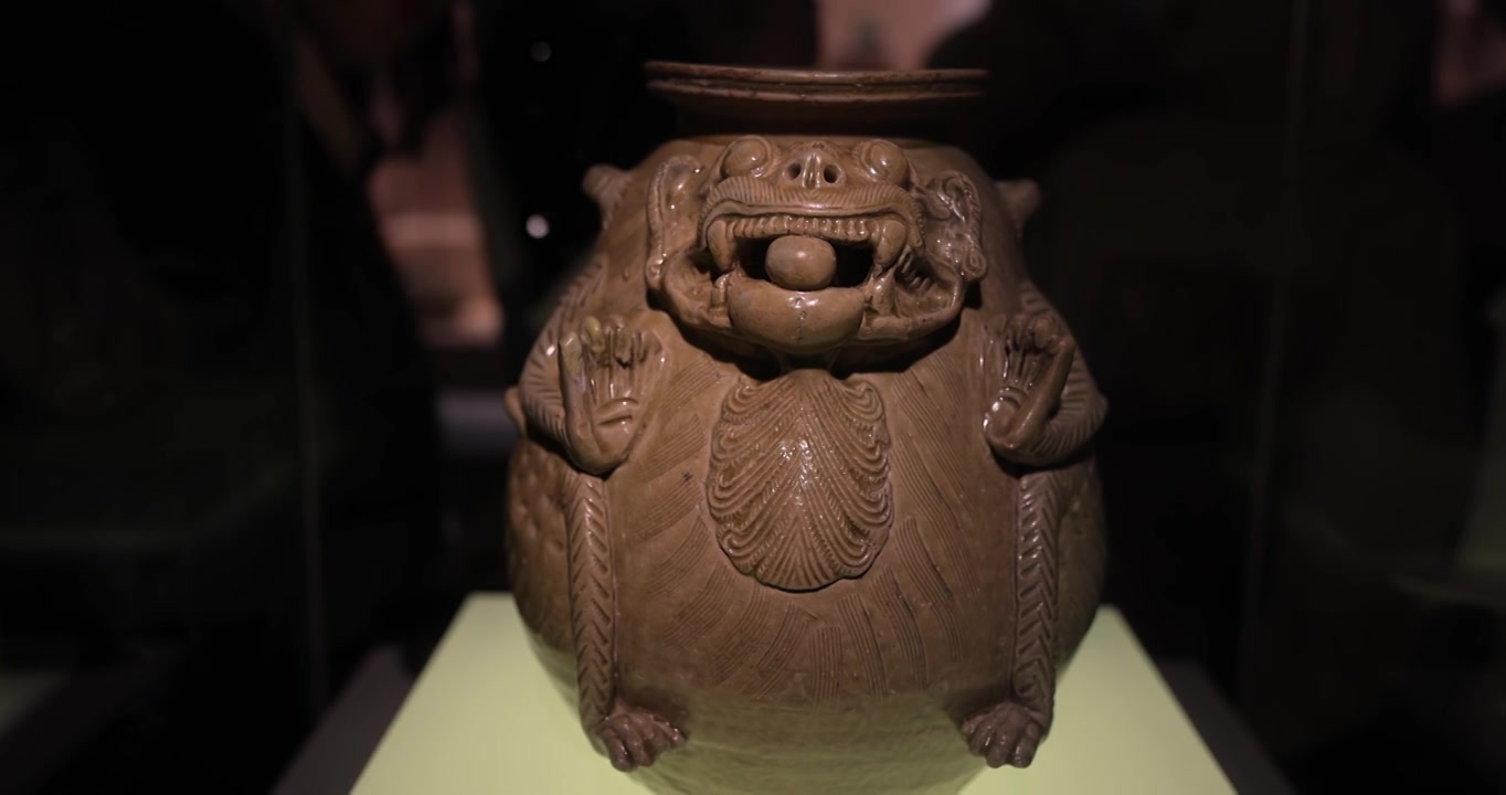 西晋青釉神兽尊，南京博物院镇馆之宝视频素材