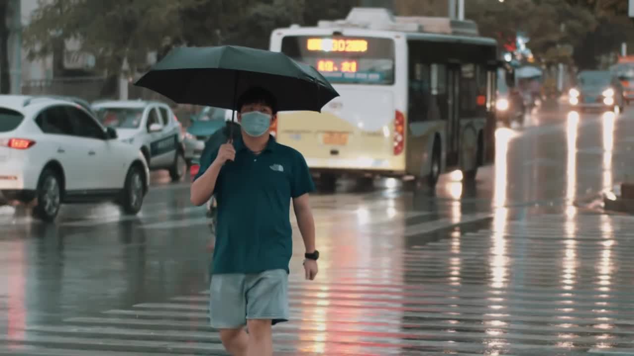 【高清升格】雨中的人视频素材