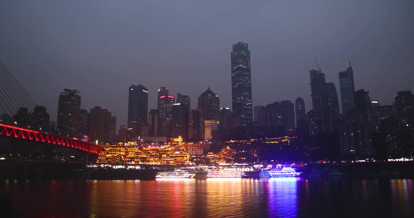 重庆洪崖洞的灯光夜景与嘉陵江游船视频下载