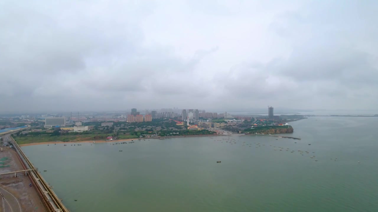 中国辽宁锦州笔架山海边工地厂房航拍视频素材