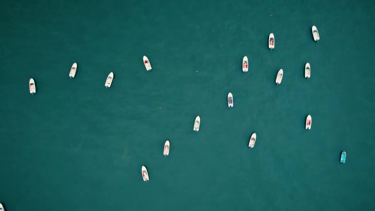 航拍停泊的船只和航行的快艇视频下载