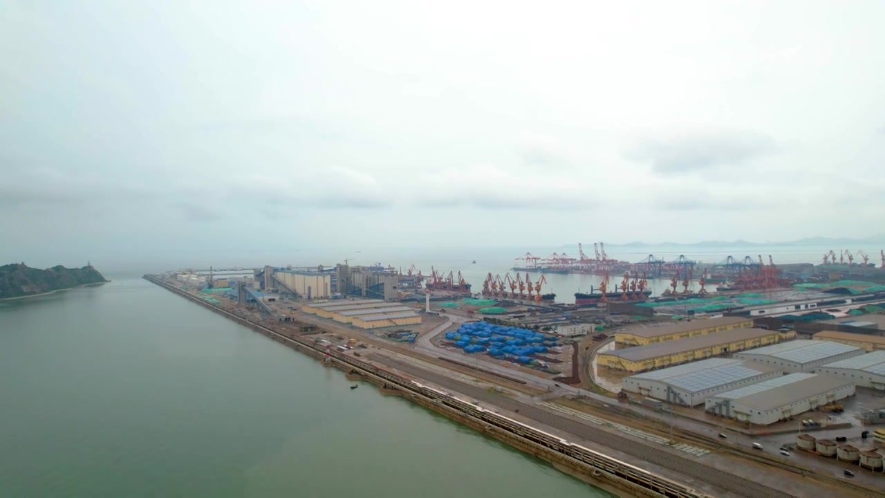 中国辽宁锦州笔架山海边工地厂房航拍视频下载