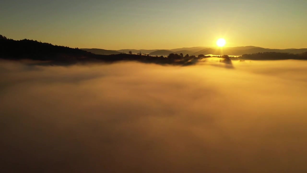 超越云海飞向太阳大气航拍4K视频下载