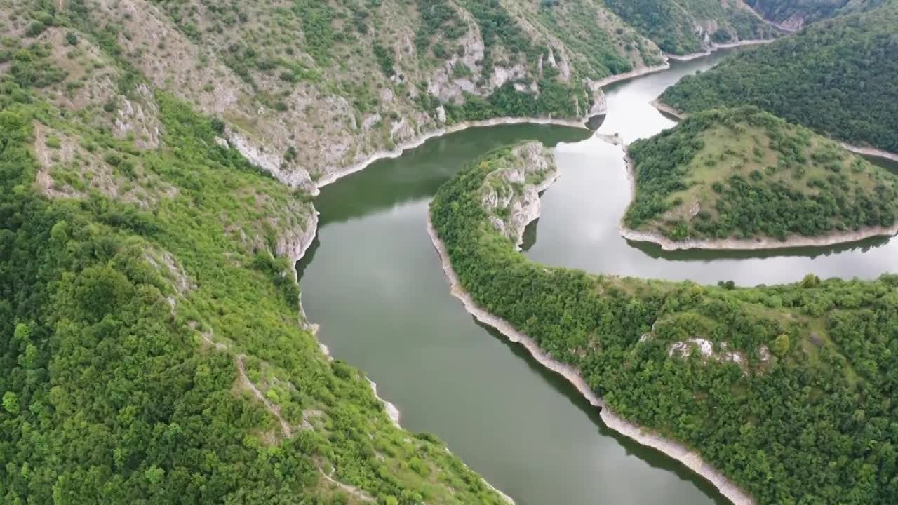 峡谷河流弯曲自然奇观旅游航拍素材4K视频下载