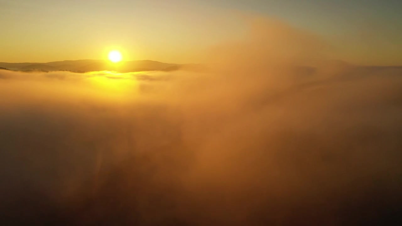 穿过云雾飞向太阳航拍4K视频下载