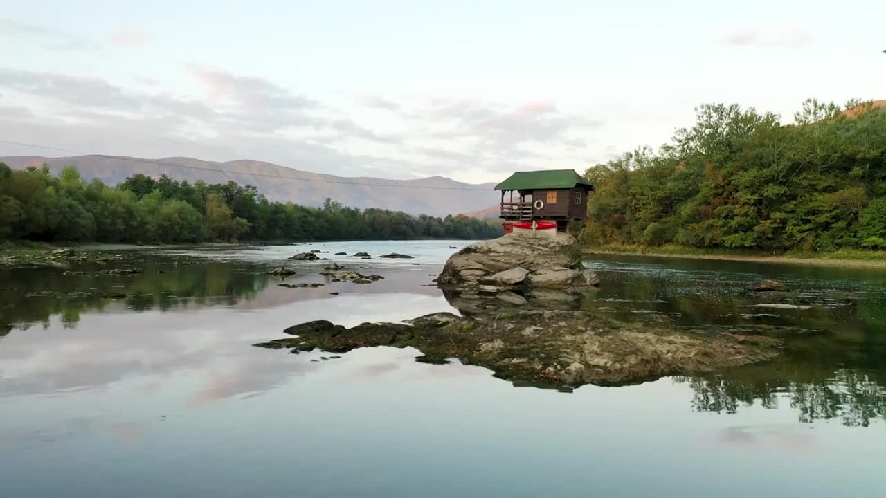 4K河流小屋木屋航拍旅游摄影素材视频下载