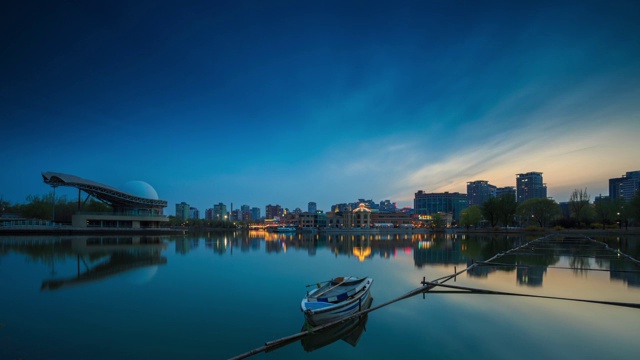 北京朝阳公园湖面远眺蓝色港湾夕阳视频下载