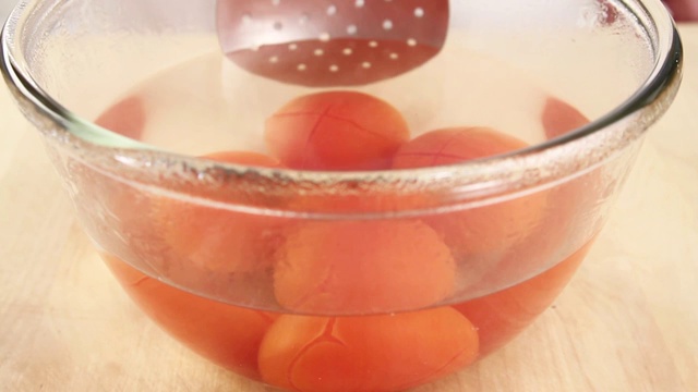 从一碗热水中取出西红柿视频素材
