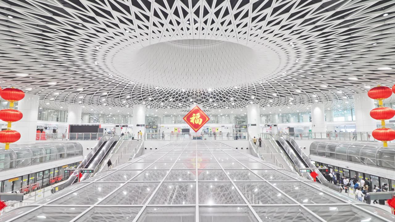 深圳福田区岗厦北地铁站上下班繁忙的客流/春节春运回家的人群视频下载