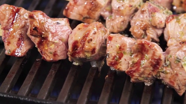 烤架上的羊肉串刷上了腌汁视频素材