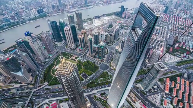 从上海中心俯瞰陆家嘴日落延时摄影（推镜头）视频素材