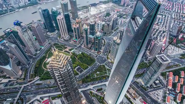 从上海中心俯瞰陆家嘴日落延时摄影（拉镜头）视频下载