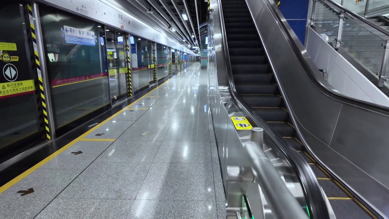 广州地铁站台地铁进站口空镜视频下载