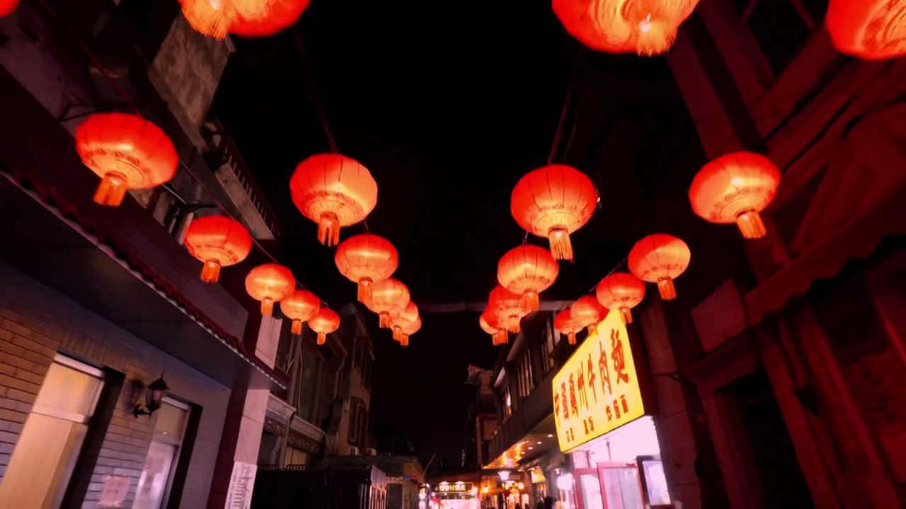 北京新年前门大街大栅栏的红灯笼视频下载