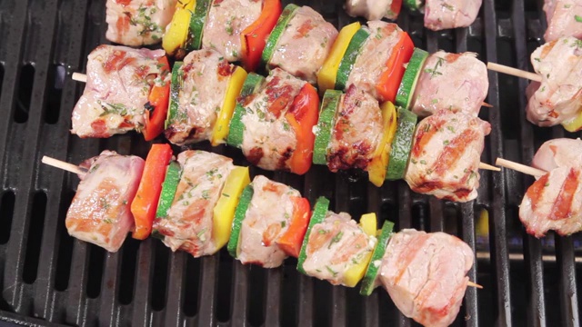 烤架上的肉和蔬菜串刷上了腌油视频素材
