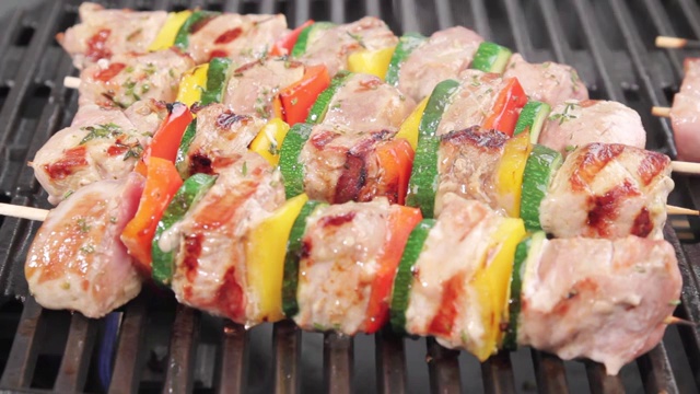 烤架上的肉和蔬菜串视频素材