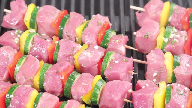 肉串和蔬菜串放在烤架上视频素材