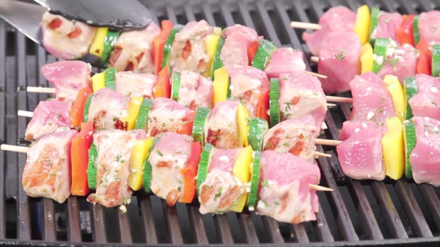 肉串和蔬菜串在烤架上烤着视频素材